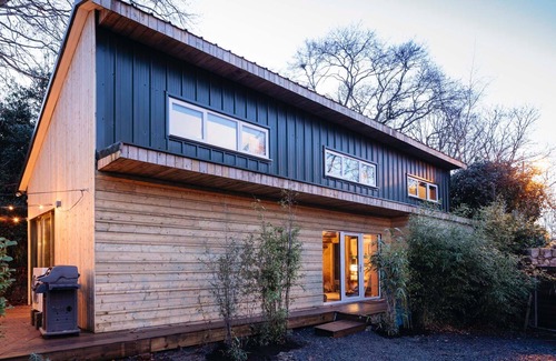 Ashford Casa | Logia única con interior de diseño industrial