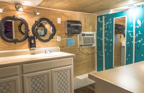 Warrenton Hotel | Glamping interior en Lone Star Glamp Inn en Round Top / Warrenton, Texas