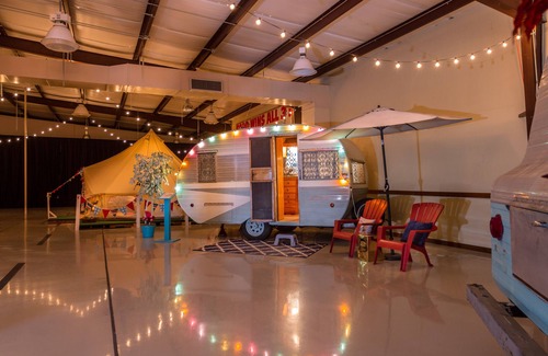 Warrenton Hotel | Glamping interior en Lone Star Glamp Inn en Round Top / Warrenton, Texas