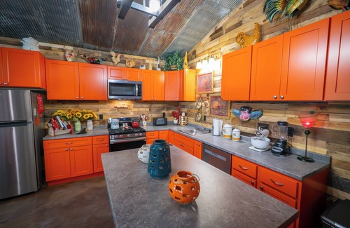 Mount Sterling Casa | Sleeps 8 in a 2-story grain bins (2 queen beds, 1 queen bunk bed and 2 full bathrooms; each grain bin level has its own full bathroom) All guests of the Hermann Grain Bins have full access to the full service kitchen, dining area, living room comp