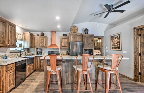 Red River Cabina | Unique Mtn Getaway w/ Stunning Outdoor Area!