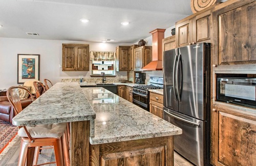Red River Cabina | Unique Mtn Getaway w/ Stunning Outdoor Area!