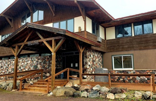Ironwood Apartamento | Unique Northern Lights Themed Guestroom inside the Lodge at North Ironwood Acres for up to Four people. 2 Queens, 2 Bathrooms. Dog Friendly resort!