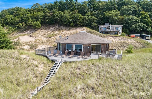 White River Township Cabaña | Exclusiva casa de campo octágono en el lago Michigan, rodeado de dunas y un parque del condado