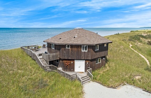White River Township Cabaña | Exclusiva casa de campo octágono en el lago Michigan, rodeado de dunas y un parque del condado