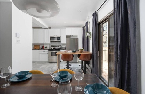 Ville-Marie Apartamento | Unique Old Montreal Parking & Yard Patio 10 Guests