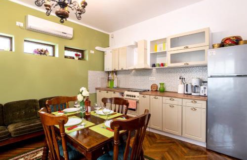 Old Town Casa | Unique Old Town Home 2min to Beach and Harbour Private Entrance