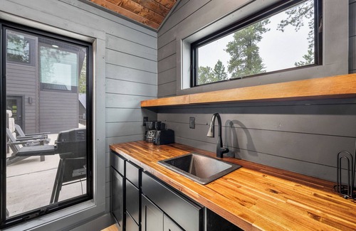 Deadwood Cabina | Unique Open Living New Cabin 2 Miles to Deadwood! 1/4 Mile off Hwy!