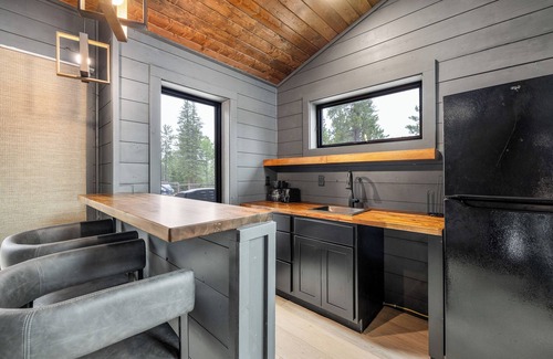 Deadwood Cabina | Unique Open Living New Cabin 2 Miles to Deadwood! 1/4 Mile off Hwy!