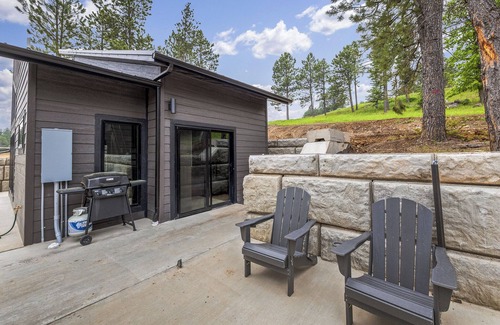 Deadwood Cabina | Unique Open Living New Cabin 2 Miles to Deadwood! 1/4 Mile off Hwy!