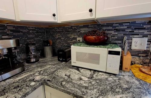West Roxbury Apartamento | Unique & Peaceful Boston Home (Free Parking)