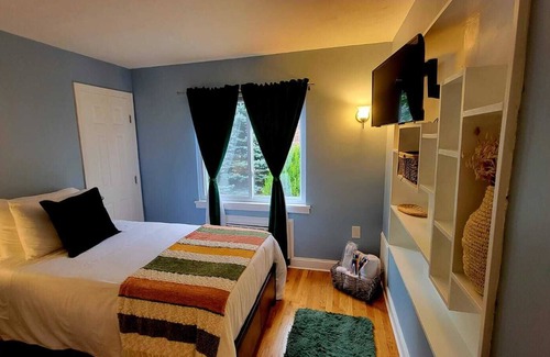 West Roxbury Apartamento | Unique & Peaceful Boston Home (Free Parking)