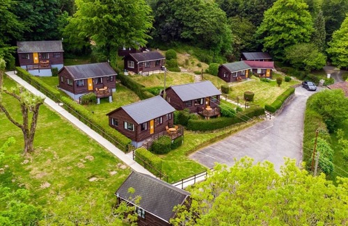Berrynarbor Chalet De Esquí | Unique, peaceful, cosy and quaint cedar wood built holiday lodge.