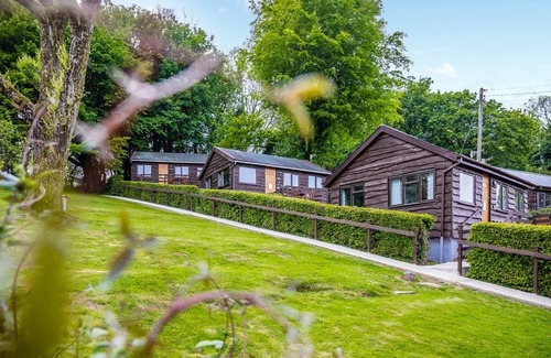 Berrynarbor Chalet De Esquí | Unique, peaceful, cosy and quaint cedar wood built holiday lodge.