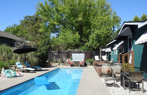 Douglas Flat Apartamento | Unique Property: pool, hot tub, gardens, koi ponds, game building!