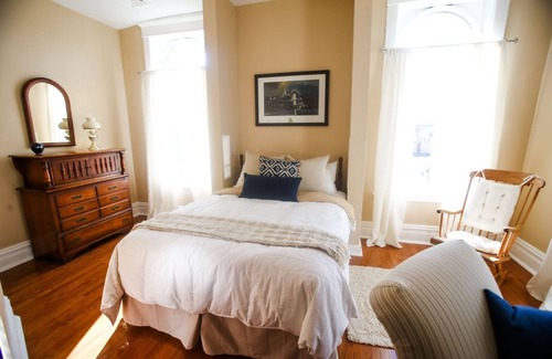 Huntington Cama Y Desayuno | Única, tranquila, privada y encantadora suite en el corazón del centro de Huntington.