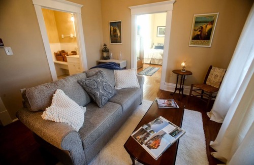 Huntington Cama Y Desayuno | Única, tranquila, privada y encantadora suite en el corazón del centro de Huntington.