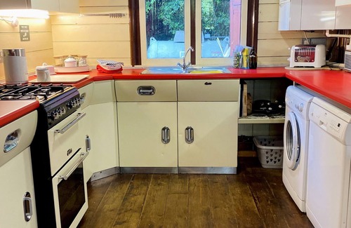 Chale Casa | Unique, quirky tin tabernacle perfect for cozy group getaways, near coast & pub