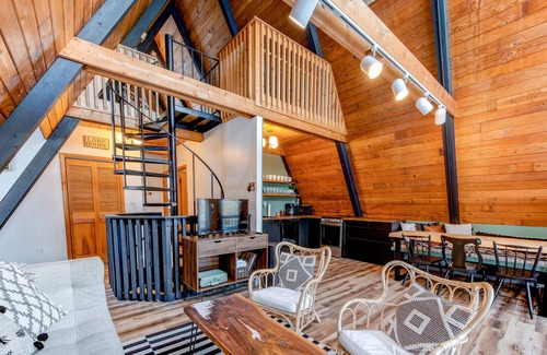 Sky Valley Chalet De Esquí | ¡NUEVO LISTADO! ¡Chalet exclusivo para perros con parrilla de gas, hoguera y bañera de hidromasaje privada!