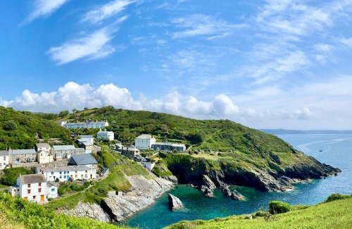 Portloe Casa | Unique Retreat - 2 bedroom cliff top cottage with large terrace