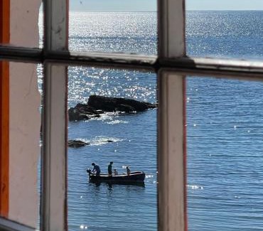 Portloe Casa | Unique Retreat - 2 bedroom cliff top cottage with large terrace