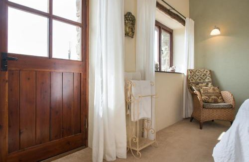 Black Torrington Casa | Unique Rural Stone dog friendly Barn Conversion
