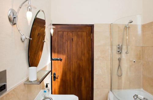 Black Torrington Casa | Unique Rural Stone dog friendly Barn Conversion