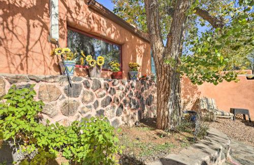 Santa Cruz Apartamento | Unique Santa Cruz Studio about 25 Mi to Santa Fe