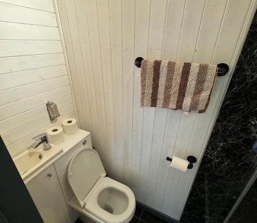 Longtown Apartamento | unique sheperds hut private hot tub, ensuite & kitchenette
