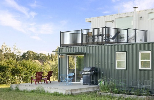 Pulga Apartamento | Unique Shipping Container Home w Butte Mountain Views