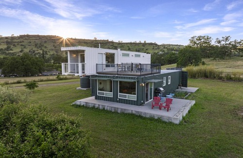 Pulga Apartamento | Unique Shipping Container Home w Butte Mountain Views