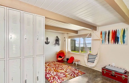 Belfair Casa | Unique, South Shore Waterfront Home, Large Yard