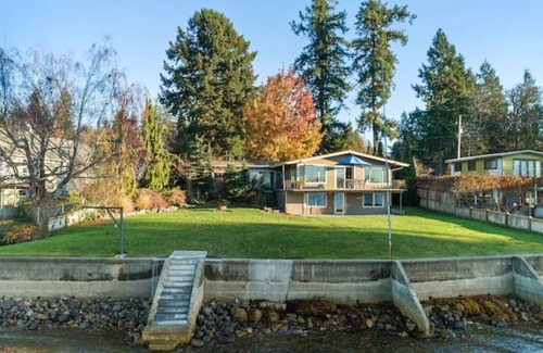 Belfair Casa | Unique, South Shore Waterfront Home, Large Yard