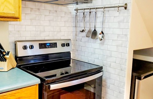 Cave Junction Casa | Unique Southern Oregon retreat with kids' items & washer/dryer - dog-friendly