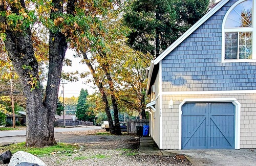 Cave Junction Casa | Unique Southern Oregon retreat with kids' items & washer/dryer - dog-friendly