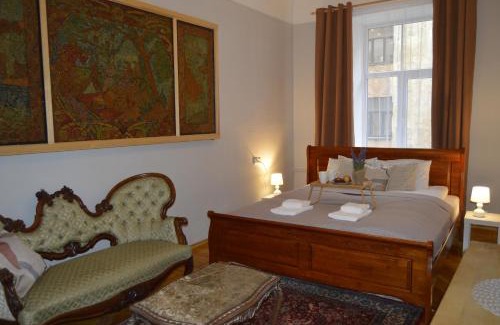Avoti Apartamento | Unique Spacious Classic 3 bedroom Midtown Apartment ! BILLIARD room !