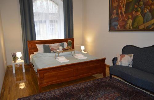 Avoti Apartamento | Unique Spacious Classic 3 bedroom Midtown Apartment ! BILLIARD room !