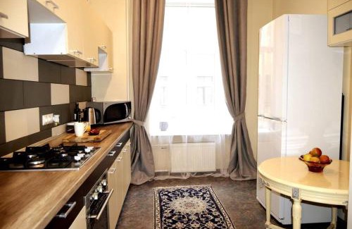 Avoti Apartamento | Unique Spacious Classic 3 bedroom Midtown Apartment ! BILLIARD room !