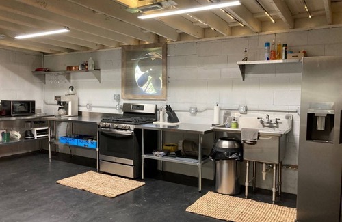 Springdale Apartamento | Unique stay in a vintage gas station
