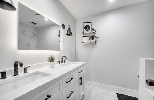 Florida Center North Apartamento | Unique Stays at Cozy Lake House near Universal