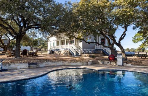 Dripping Springs Casa | Unique Victorian Home*Pool*Pets*Firepit