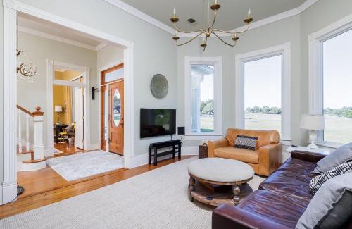Dripping Springs Casa | Unique Victorian Home*Pool*Pets*Firepit