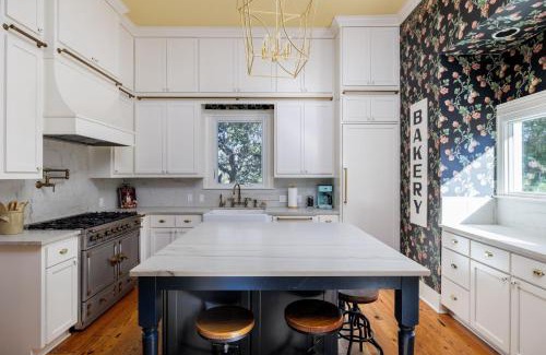Dripping Springs Casa | Unique Victorian Home*Pool*Pets*Firepit