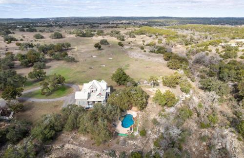 Dripping Springs Casa | Unique Victorian Home*Pool*Pets*Firepit