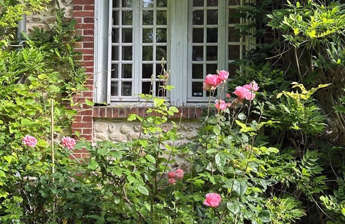 Glos-sur-Risle Casa | Unique. "Villa fleurie" on the Fontainecourt estate with artists' studios.
