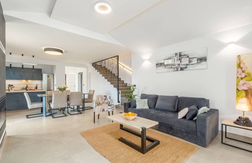 Susnjici Casa | Villa única con piscina privada, vistas al mar, cuna, barbacoa, habitaciones con aire acondicionado y muchos carriles bici