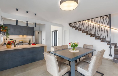 Susnjici Casa | Villa única con piscina privada, vistas al mar, cuna, barbacoa, habitaciones con aire acondicionado y muchos carriles bici