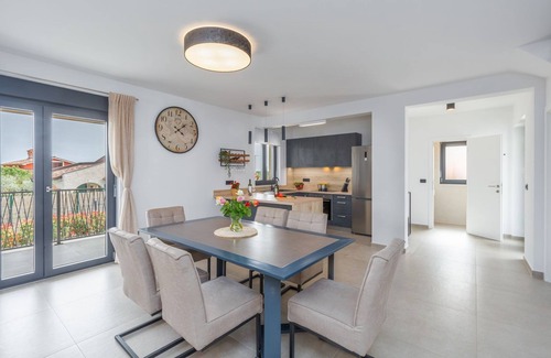Susnjici Casa | Villa única con piscina privada, vistas al mar, cuna, barbacoa, habitaciones con aire acondicionado y muchos carriles bici