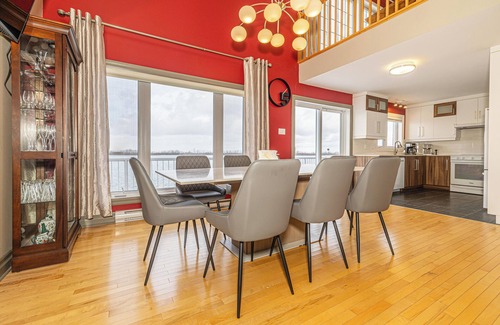 Laprairie Casa | Unique Waterfront House 4 BDRs/ Near MTL/ Fishing
