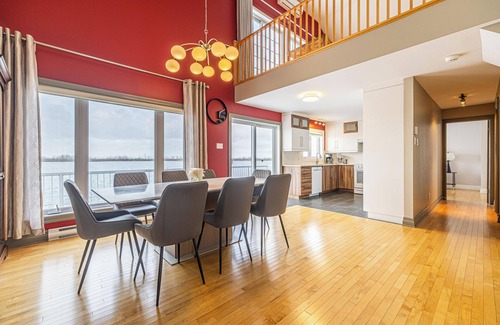 Laprairie Casa | Unique Waterfront House 4 BDRs/ Near MTL/ Fishing